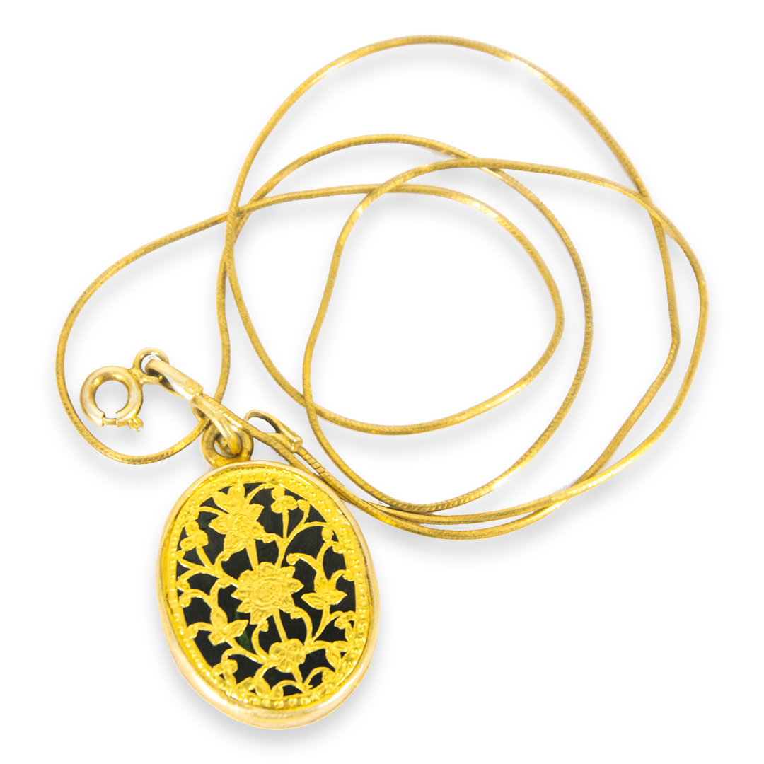 Thewa Black Oval Pendent